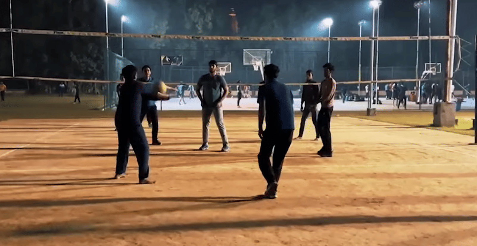 What are the sports facilities offered by IIT BHU?