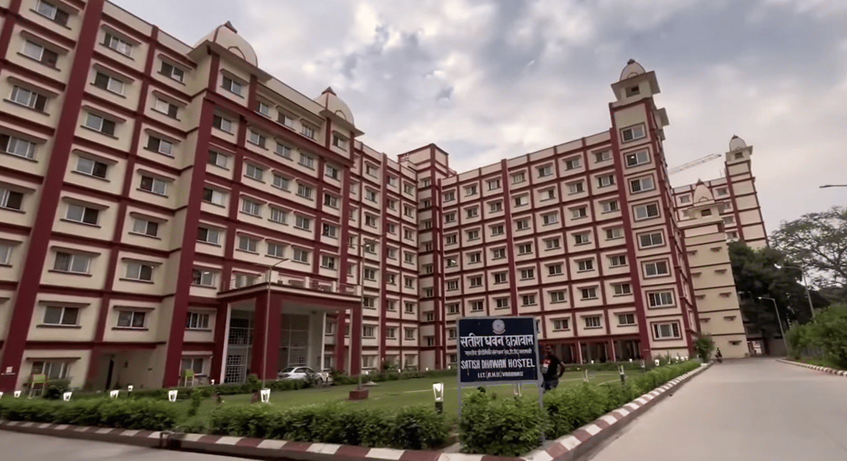 Does IIT BHU offers hostel facility?