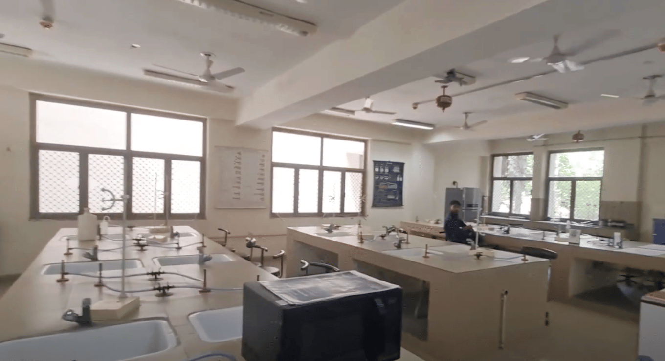 MAC Delhi University Chemistry Lab