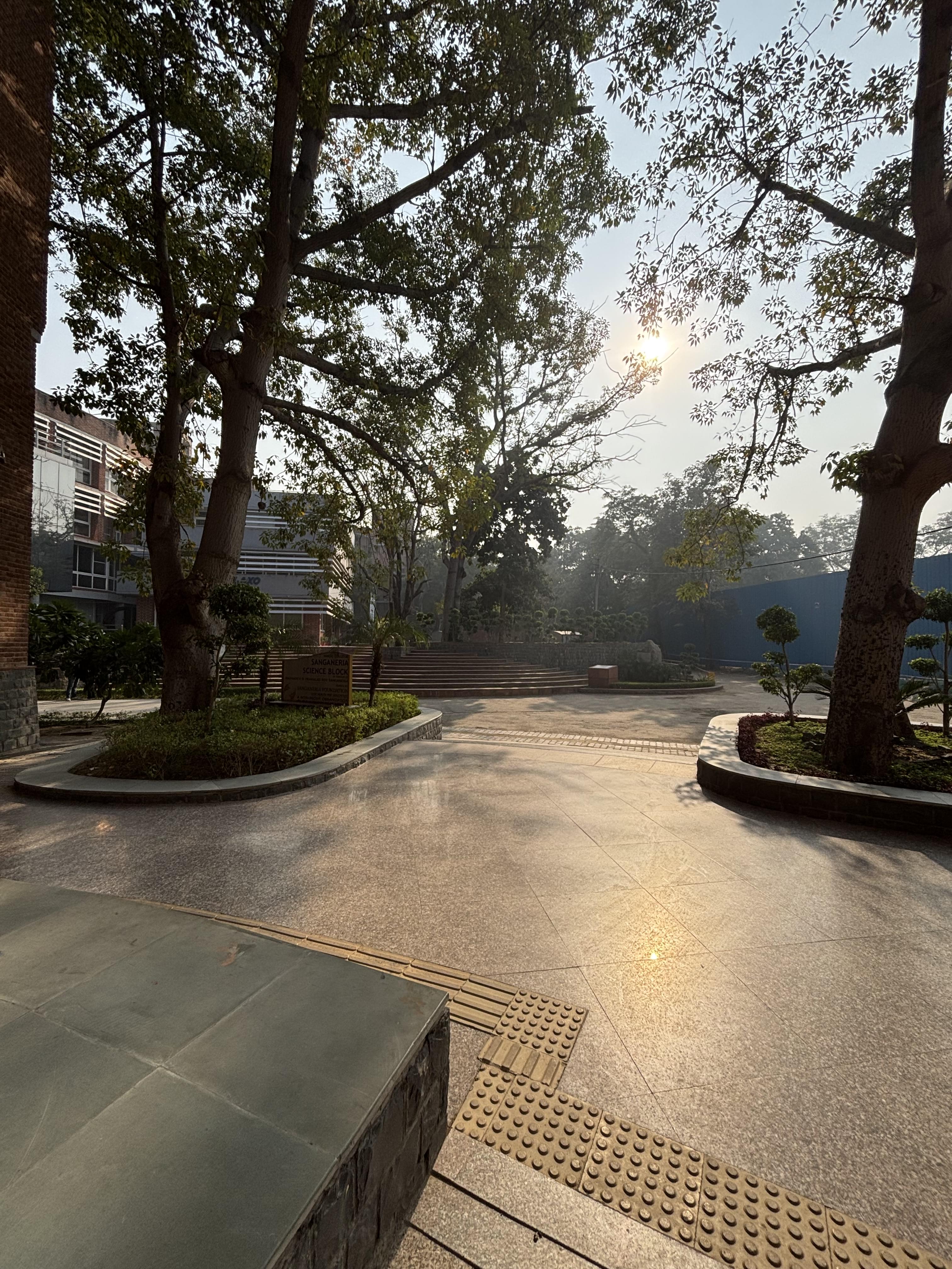 Hindu College Campus photo (11) by Yamya Jhamb