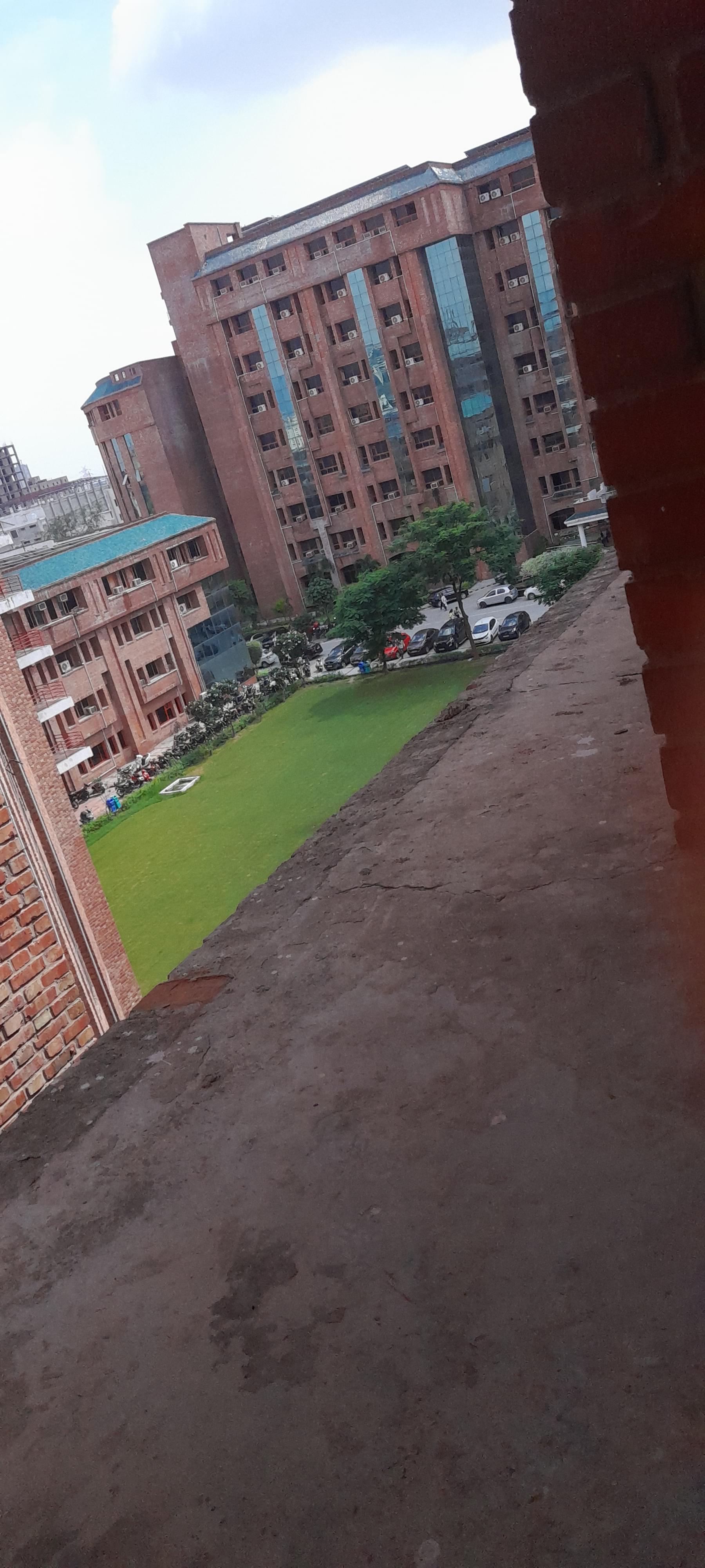 Sharda University, School of Engineering and Technology Greater Noida Infrastructure & Academic Building photo (9) by Krishi Sehrawat